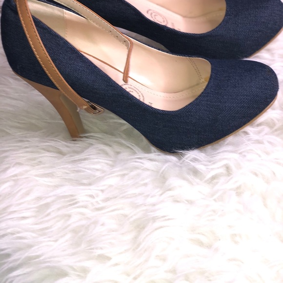 Pumps size 9 with ankle strap - Picture 2 of 5